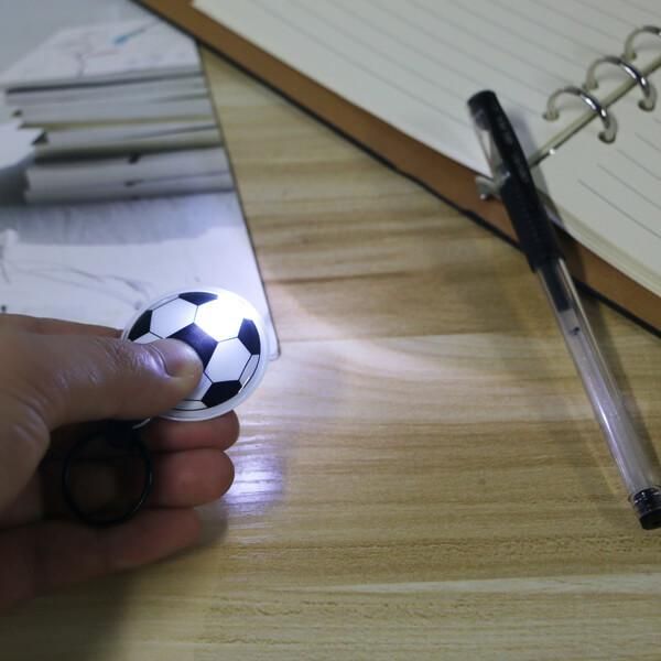 セットでお得 サッカーボールフラットライトキーホルダー 単価