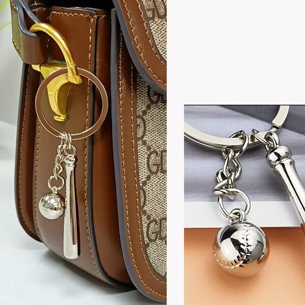 メタリックなダブルキーホルダー 野球のバットとボール | ボールグッズ