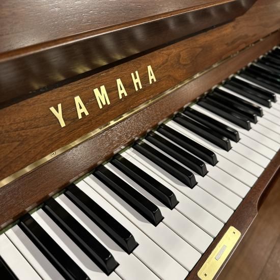 中古ピアノ ヤマハ(YAMAHA W110BB) 鮮やかな色合い、猫脚が優雅