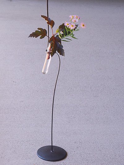 シンプルモダンスタンド型アイアン花器　 - アイアン花器・備前焼のセレクトショップ　花ほうろ