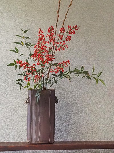 横山直樹の備前耳付き花入れ | モダンなフォルム - 備前焼のセレクトショップ〜花ほうろ〜