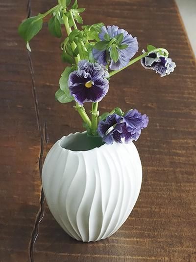 新作！稲葉周子のモダン白の蓮型花入れ