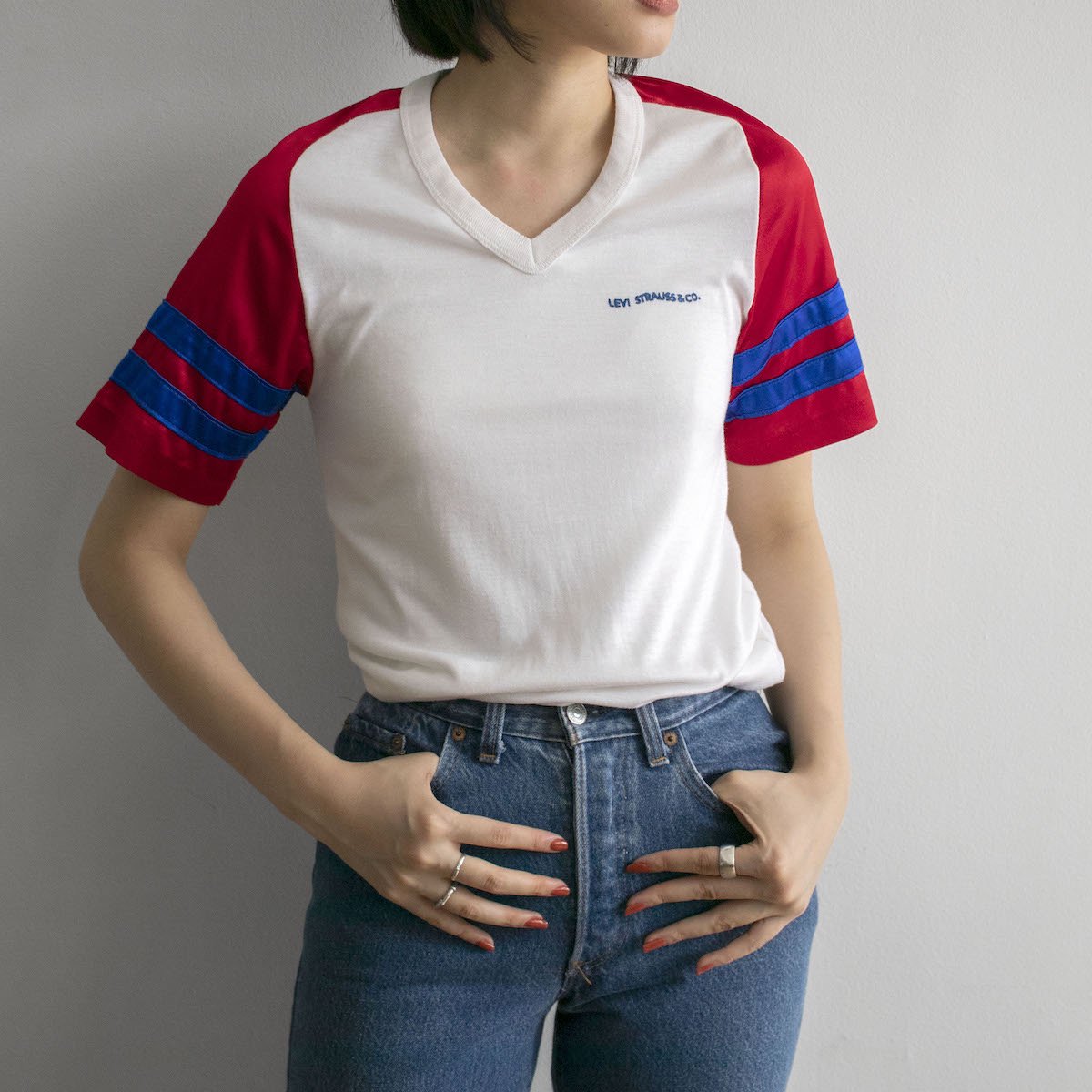 レディース] 1970s ヴィンテージ リーバイス サテン袖 フットボールTシャツ Vネック ホワイトxレッド [Levi's]]