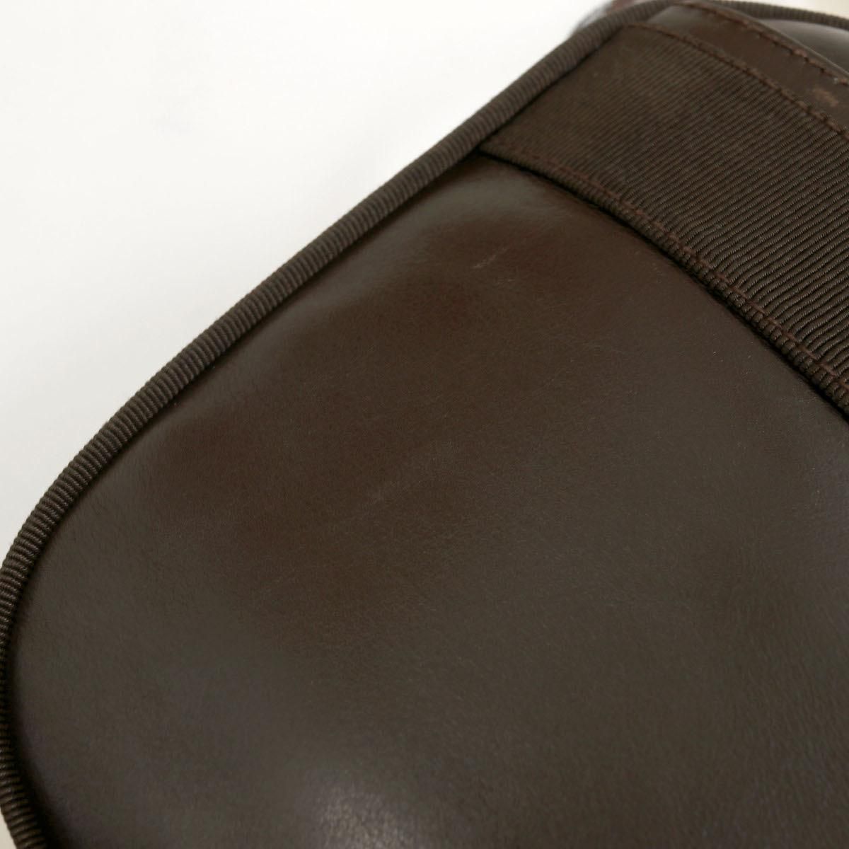 Salvatore Ferragamo パーティーバッグ ダークブラウン FERRAGAMO ブラウンレザーハグトップハンドルバッグ (FERRAGAMO