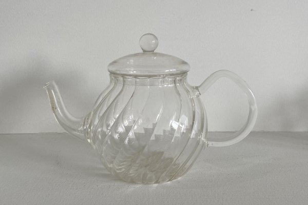 <img class='new_mark_img1' src='https://img.shop-pro.jp/img/new/icons14.gif' style='border:none;display:inline;margin:0px;padding:0px;width:auto;' />old glass tea pot