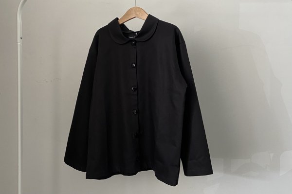 <img class='new_mark_img1' src='https://img.shop-pro.jp/img/new/icons16.gif' style='border:none;display:inline;margin:0px;padding:0px;width:auto;' />30%off Floom Studio Black stain shirts
