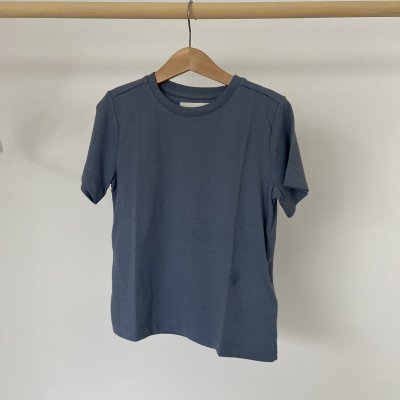 <img class='new_mark_img1' src='https://img.shop-pro.jp/img/new/icons14.gif' style='border:none;display:inline;margin:0px;padding:0px;width:auto;' />Skall Studio Andy Tee -  Musling Dusty blue