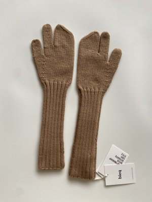 <img class='new_mark_img1' src='https://img.shop-pro.jp/img/new/icons14.gif' style='border:none;display:inline;margin:0px;padding:0px;width:auto;' />AW23 bieq BARTS mittens - camel ADULT