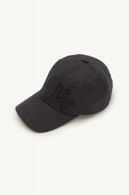 <img class='new_mark_img1' src='https://img.shop-pro.jp/img/new/icons14.gif' style='border:none;display:inline;margin:0px;padding:0px;width:auto;' />AW25 Main Story Cap - Nearly Black