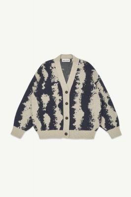 <img class='new_mark_img1' src='https://img.shop-pro.jp/img/new/icons14.gif' style='border:none;display:inline;margin:0px;padding:0px;width:auto;' />AW25 Main Story Cardigan - Oat & Navy