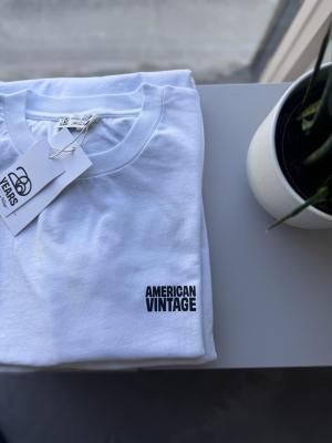 <img class='new_mark_img1' src='https://img.shop-pro.jp/img/new/icons14.gif' style='border:none;display:inline;margin:0px;padding:0px;width:auto;' />American Vintage UNISEX'S T-SHIRT FIZVALLEY - 20 YEARS