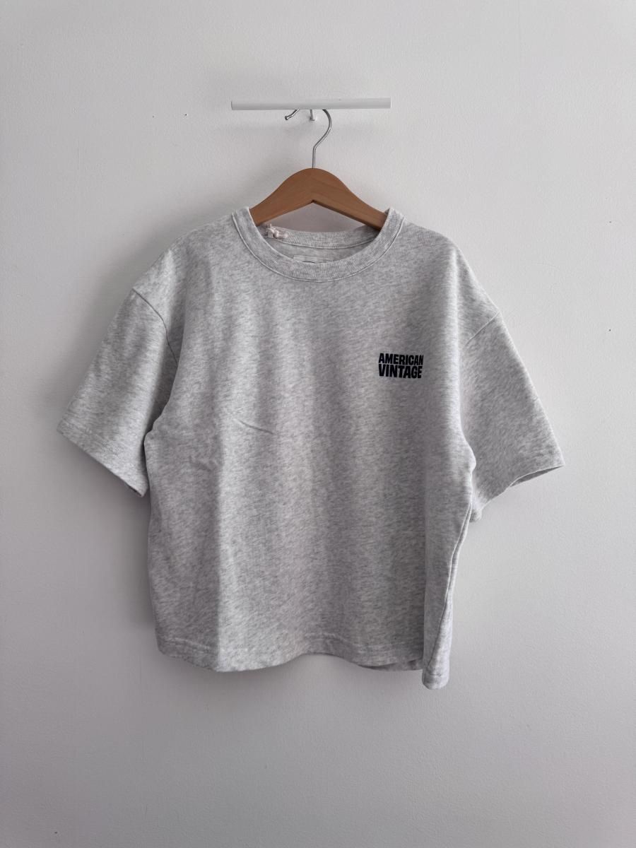 <img class='new_mark_img1' src='https://img.shop-pro.jp/img/new/icons14.gif' style='border:none;display:inline;margin:0px;padding:0px;width:auto;' />American Vintage KID'S T-SHIRT YKOBOW | ARCTIC MELANGE