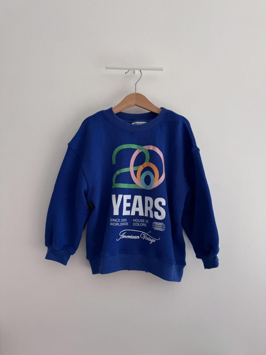 <img class='new_mark_img1' src='https://img.shop-pro.jp/img/new/icons14.gif' style='border:none;display:inline;margin:0px;padding:0px;width:auto;' />American Vintage KID'S SWEATSHIRT EVONA - 20 YEARS  | SAPPHIRE