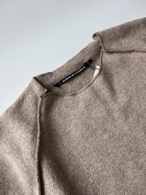 <img class='new_mark_img1' src='https://img.shop-pro.jp/img/new/icons14.gif' style='border:none;display:inline;margin:0px;padding:0px;width:auto;' />AW25 ALBUM DI FAMIGLIA CHILD - KINYA JP Sweatshirt (MARRON GLACE)