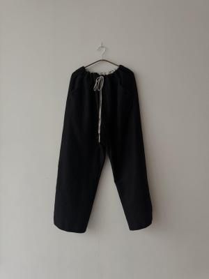 <img class='new_mark_img1' src='https://img.shop-pro.jp/img/new/icons14.gif' style='border:none;display:inline;margin:0px;padding:0px;width:auto;' />AW25 ALBUM DI FAMIGLIA - WIDE & LONG TROUSERS DS  (BLACK)