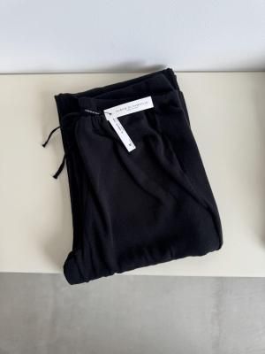 <img class='new_mark_img1' src='https://img.shop-pro.jp/img/new/icons14.gif' style='border:none;display:inline;margin:0px;padding:0px;width:auto;' />AW25 ALBUM DI FAMIGLIA - BASIC TROUSERS JP (BLACK)