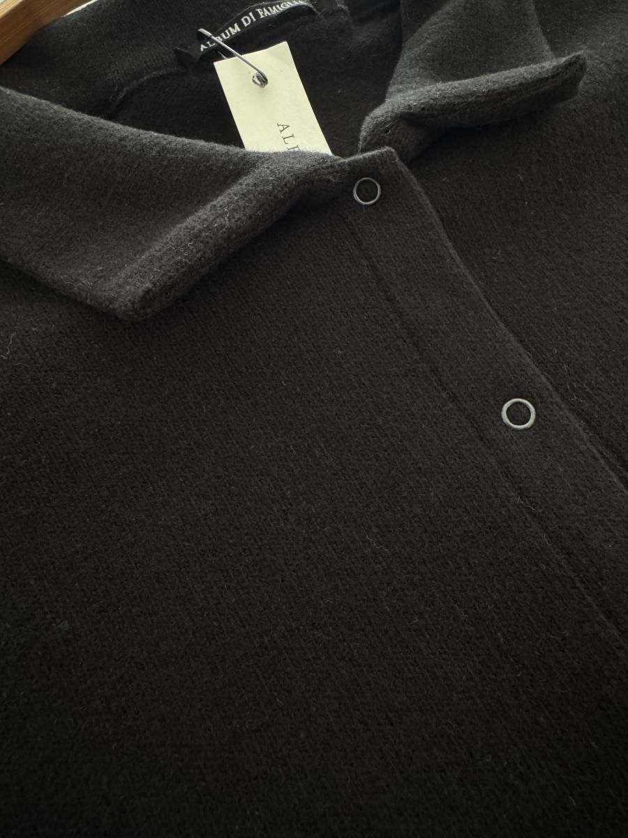 <img class='new_mark_img1' src='https://img.shop-pro.jp/img/new/icons14.gif' style='border:none;display:inline;margin:0px;padding:0px;width:auto;' />AW25 ALBUM DI FAMIGLIA -POLO APERTA JP Cardigan (BLACK)