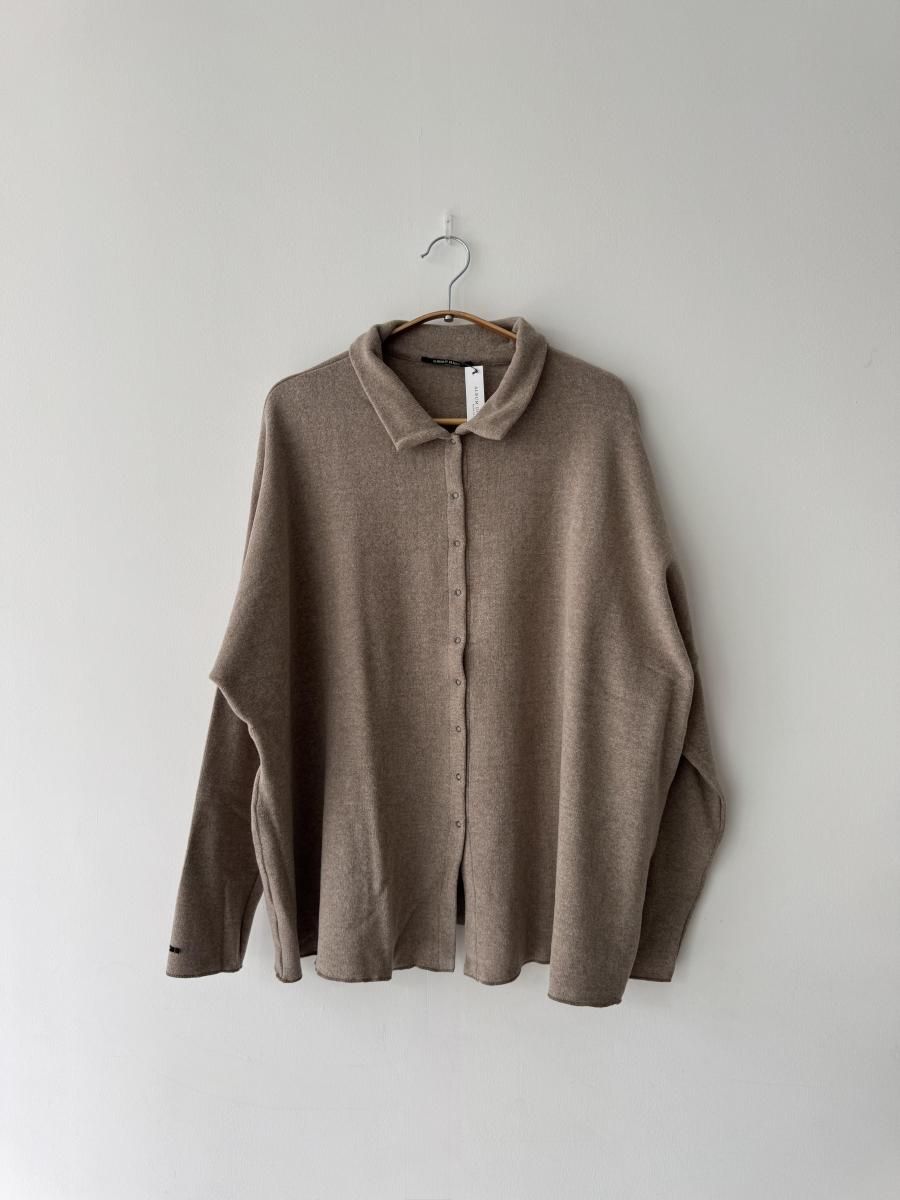 <img class='new_mark_img1' src='https://img.shop-pro.jp/img/new/icons14.gif' style='border:none;display:inline;margin:0px;padding:0px;width:auto;' />AW25 ALBUM DI FAMIGLIA -POLO APERTA JP Cardigan (MARRON GLACE)