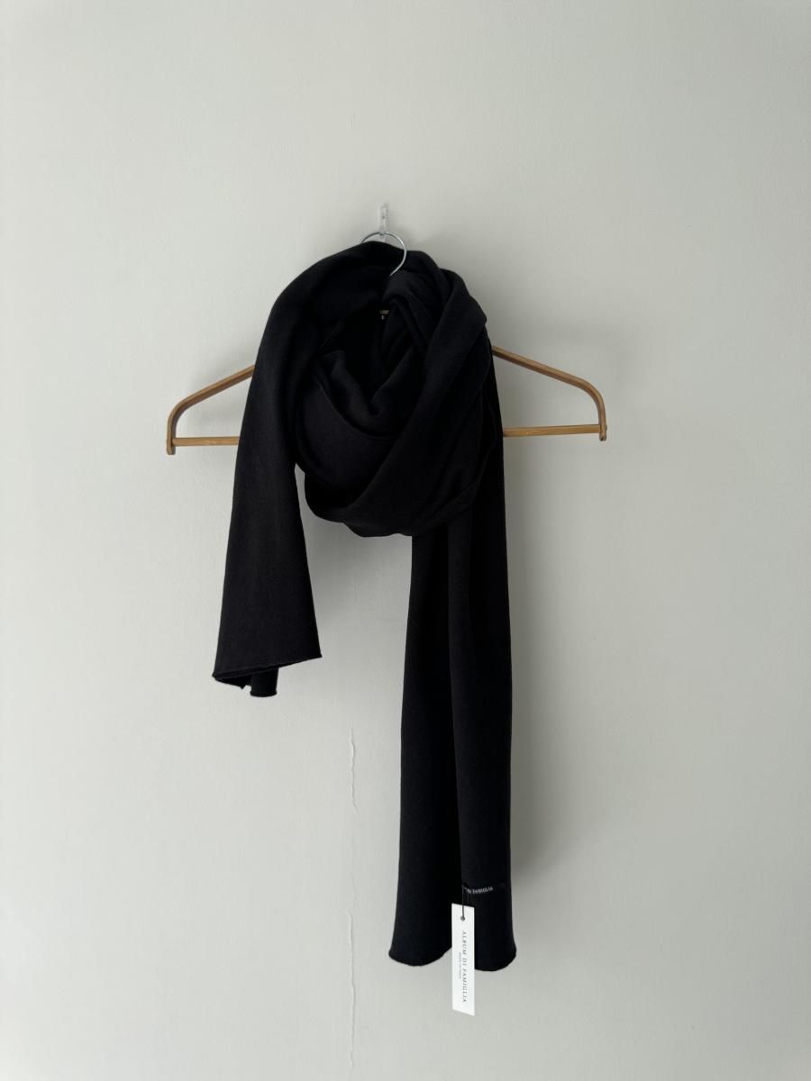 <img class='new_mark_img1' src='https://img.shop-pro.jp/img/new/icons14.gif' style='border:none;display:inline;margin:0px;padding:0px;width:auto;' />AW25 ALBUM DI FAMIGLIA - SCIARPONE JP Scarf (BLACK)