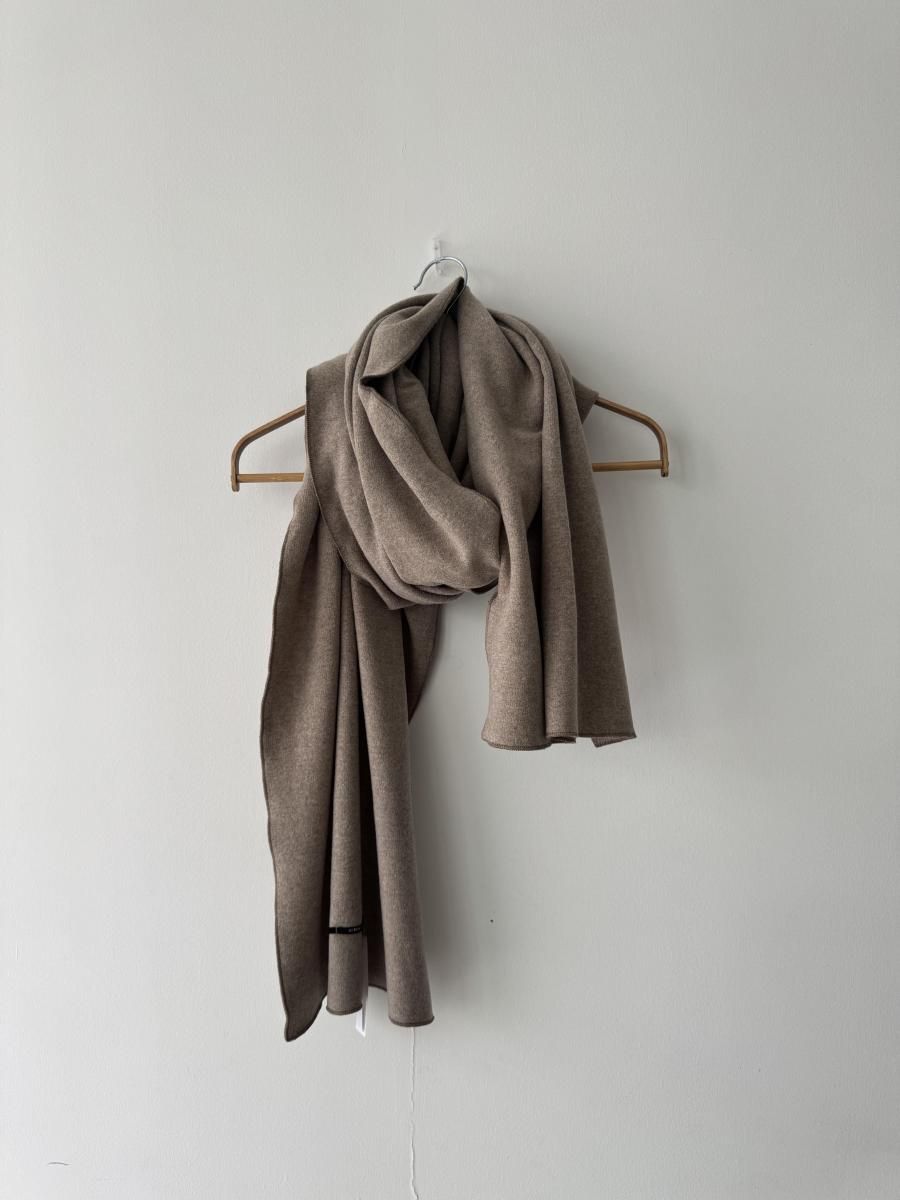 <img class='new_mark_img1' src='https://img.shop-pro.jp/img/new/icons14.gif' style='border:none;display:inline;margin:0px;padding:0px;width:auto;' />AW25 ALBUM DI FAMIGLIA - SCIARPONE JP Scarf (MARRON GLACE)