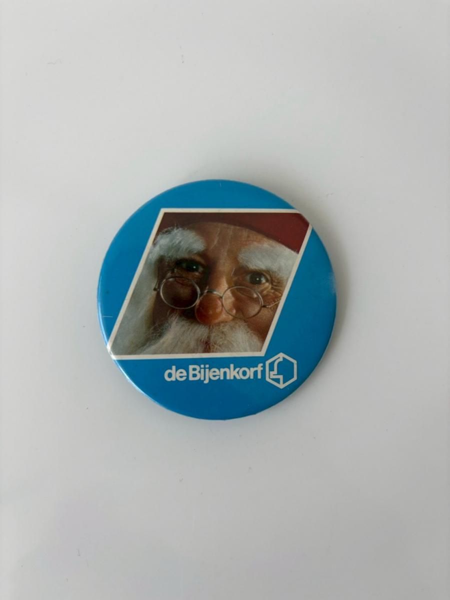 <img class='new_mark_img1' src='https://img.shop-pro.jp/img/new/icons14.gif' style='border:none;display:inline;margin:0px;padding:0px;width:auto;' />1970s Old Tin badge Santa