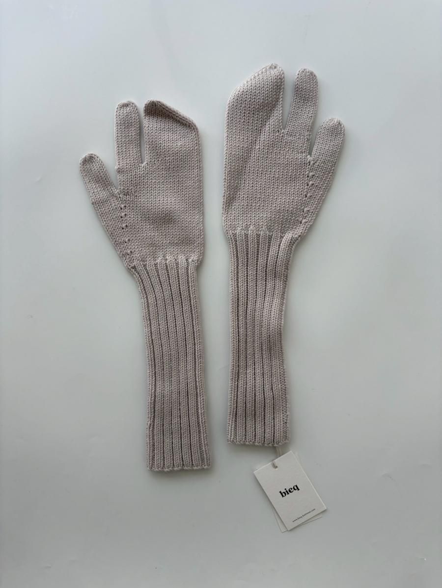<img class='new_mark_img1' src='https://img.shop-pro.jp/img/new/icons14.gif' style='border:none;display:inline;margin:0px;padding:0px;width:auto;' />bieq BARTS mittens - offwhite ADULT