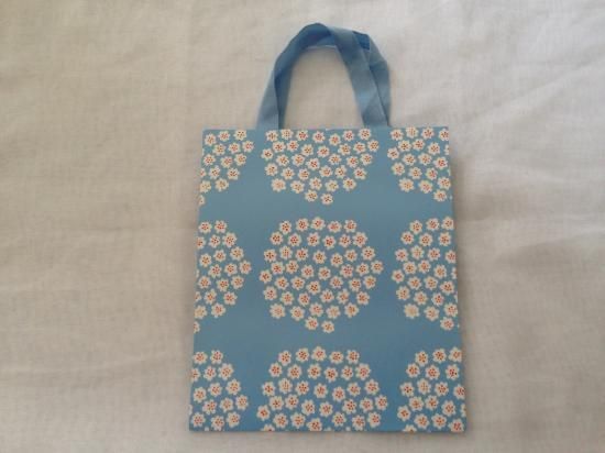 Marimekko Puketti プケッティ ペーパーバッグ 中 ブルー 北欧雑貨店 Mushroom Apartment Marimekko Puketti プケッティ ペーパーバッグ 中 ブルー 北欧雑貨店 Mushroom Apartment