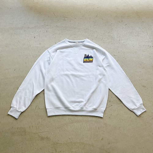 【30%OFF】LOCKER ROOM-YOU MUST RUN CHAPTER 2 CREW NECK SWEAT(WHITE)<img class='new_mark_img2' src='https://img.shop-pro.jp/img/new/icons20.gif' style='border:none;display:inline;margin:0px;padding:0px;width:auto;' />
