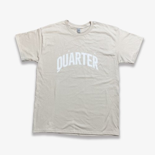 LATIN QUARTER-ARCH LOGO S/S T-SHIRT (SAND)<img class='new_mark_img2' src='https://img.shop-pro.jp/img/new/icons5.gif' style='border:none;display:inline;margin:0px;padding:0px;width:auto;' />