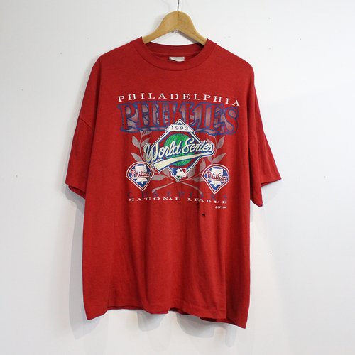 LR SELECT VINTAGE SPORTS - PHILLIES 1993 WORLD SERIES S/S T-SHIRT (RED)<img class='new_mark_img2' src='https://img.shop-pro.jp/img/new/icons5.gif' style='border:none;display:inline;margin:0px;padding:0px;width:auto;' />