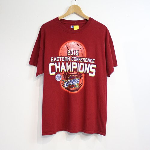 LR SELECT VINTAGE SPORTS - NBA CAVALIERS 2015 EASTAN CONFERENCE CHAMPIONS  S/S T-SHIRT (BURGUNDY)<img class='new_mark_img2' src='https://img.shop-pro.jp/img/new/icons5.gif' style='border:none;display:inline;margin:0px;padding:0px;width:auto;' />