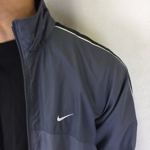 アメリカ古着　NIKE ジップアップブルゾン　スポーツジャケット　グレー - ヨーロッパやアメリカのヴィンテージ古着なら｜古着屋ChuPa