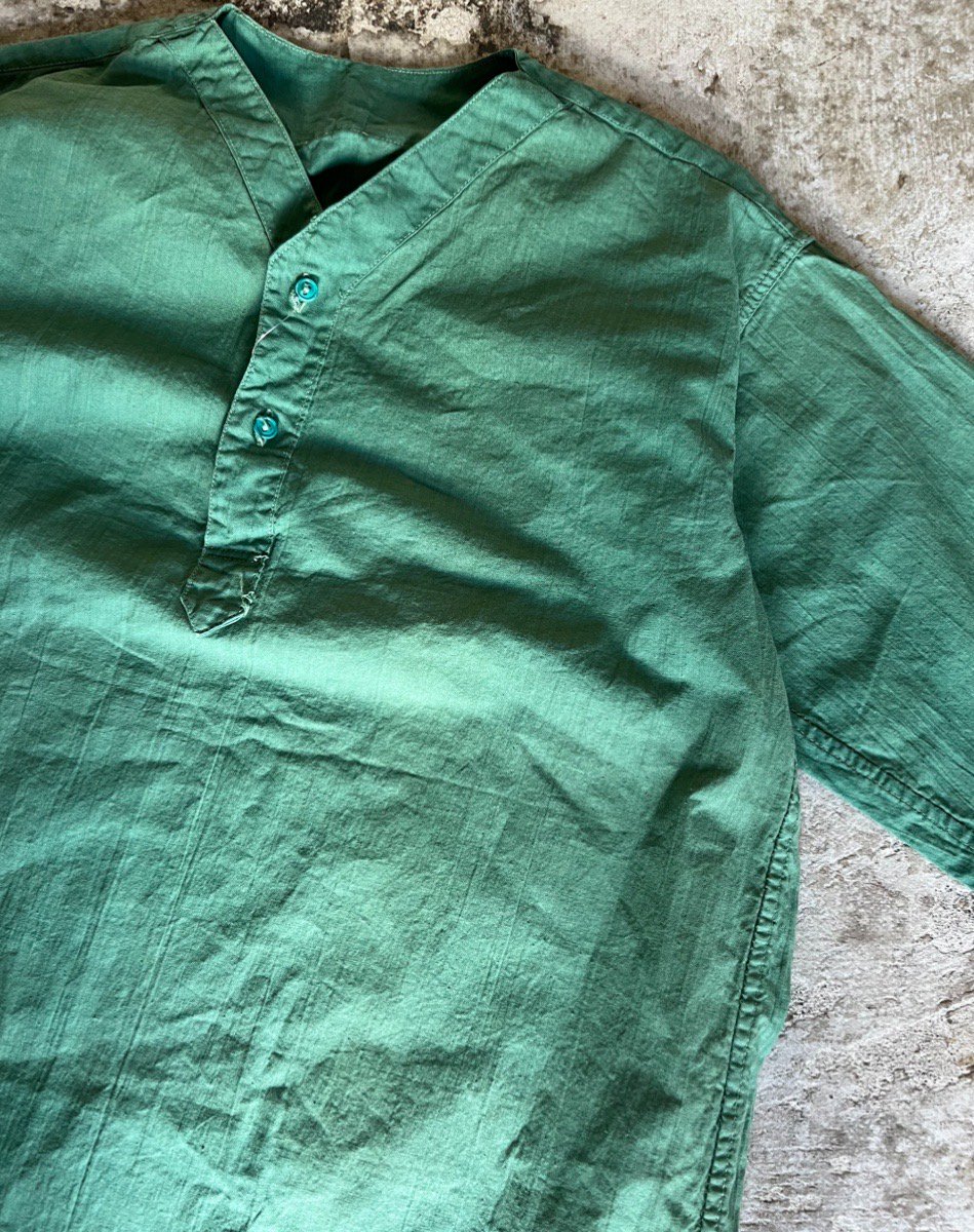 ミリタリー古着 旧ソ連軍 スリーピングシャツ 後染め 緑 夏用 よもぎ色