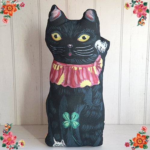 【ナタリー・レテ】ドール・クッション チャコール・ラッキー・キャット　黒招き猫のクッション人形