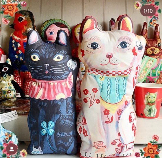 【ナタリー・レテ】ドール・クッション チャコール・ラッキー・キャット　黒招き猫のクッション人形