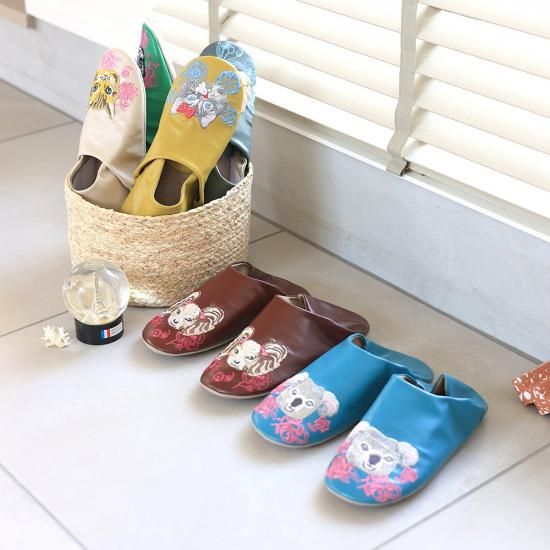 ナタリー・レテ】ルームシューズ ドッグ ツインテール犬の刺繍スリッパ