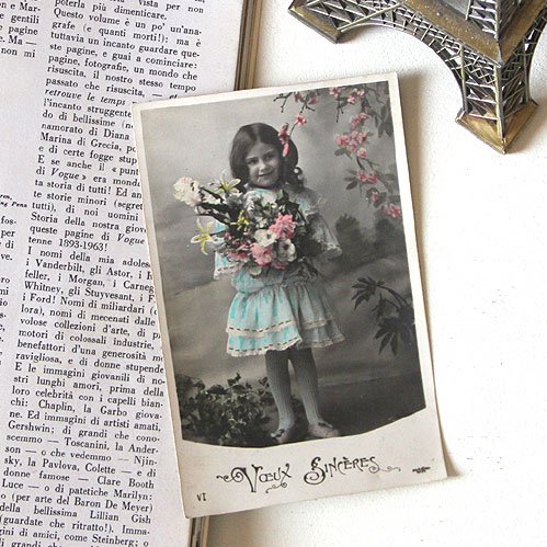 France 花を持った少女 / フランス アンティーク ポストカード