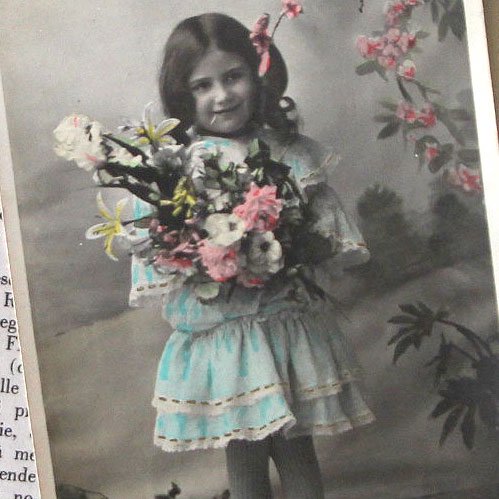 France 花を持った少女 / フランス アンティーク ポストカード