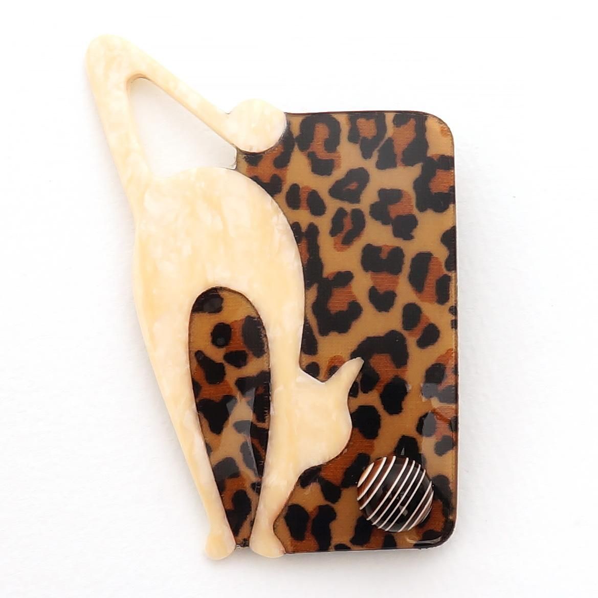 Lea stein Paris ブローチ 猫 フランス リアスタン LEA STEIN リアスタン ブローチ 猫 壁際でボールで遊ぶ猫