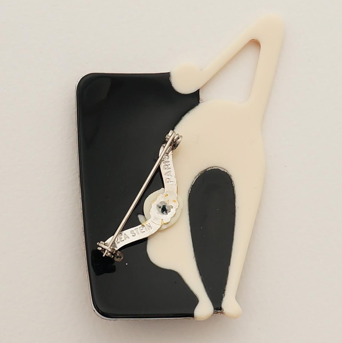 Lea stein Paris ブローチ 猫 フランス リアスタン LEA STEIN リアスタン ブローチ 猫 壁際でボールで遊ぶ猫