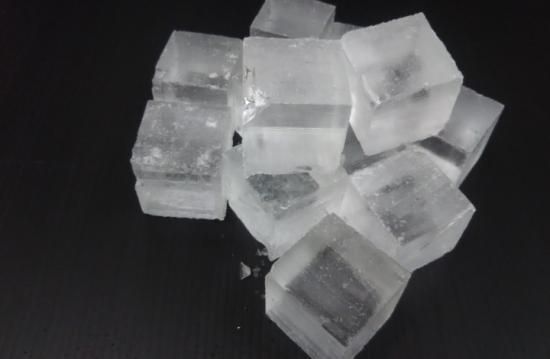 ロック用キューブ氷(約1.7kg) - (有)四国アイス／西村氷