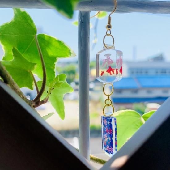 黄昏 猫耳風鈴ピアス レジン 夏 浴衣 祭り 大ぶり 花火柄の風鈴耳飾り