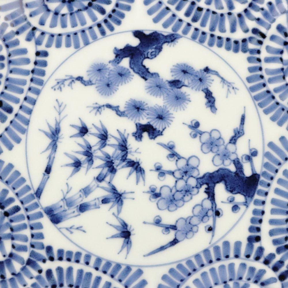 染付蛸唐草見込松竹梅菊型小判皿・有田焼渓山窯の皿です。