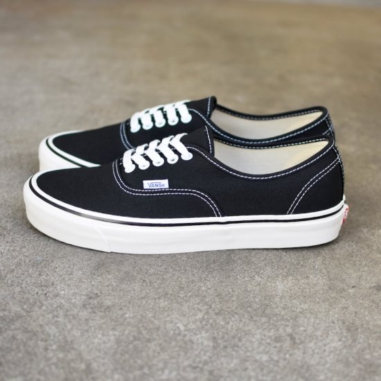 Vans authentic black top white classic