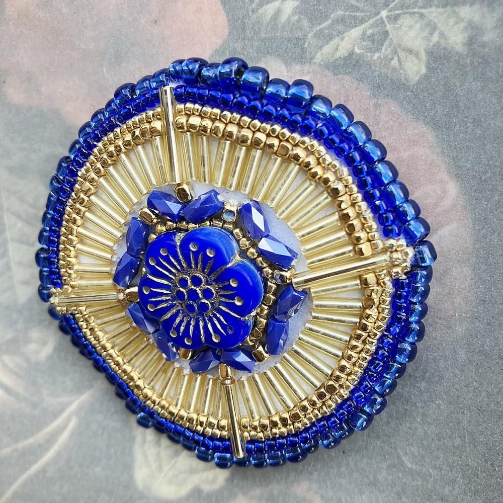 刺繍ビーズブローチ 梅 青い縁 - Estrellas Webshop