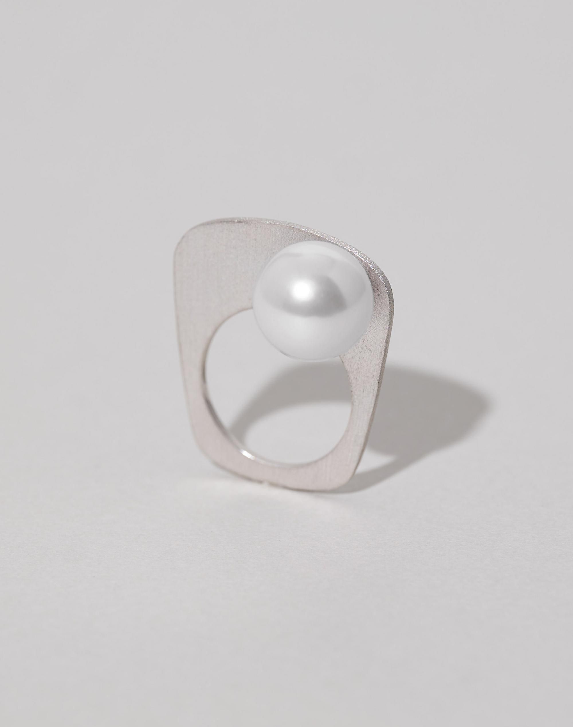 Essence Silver Ring10 right _ white