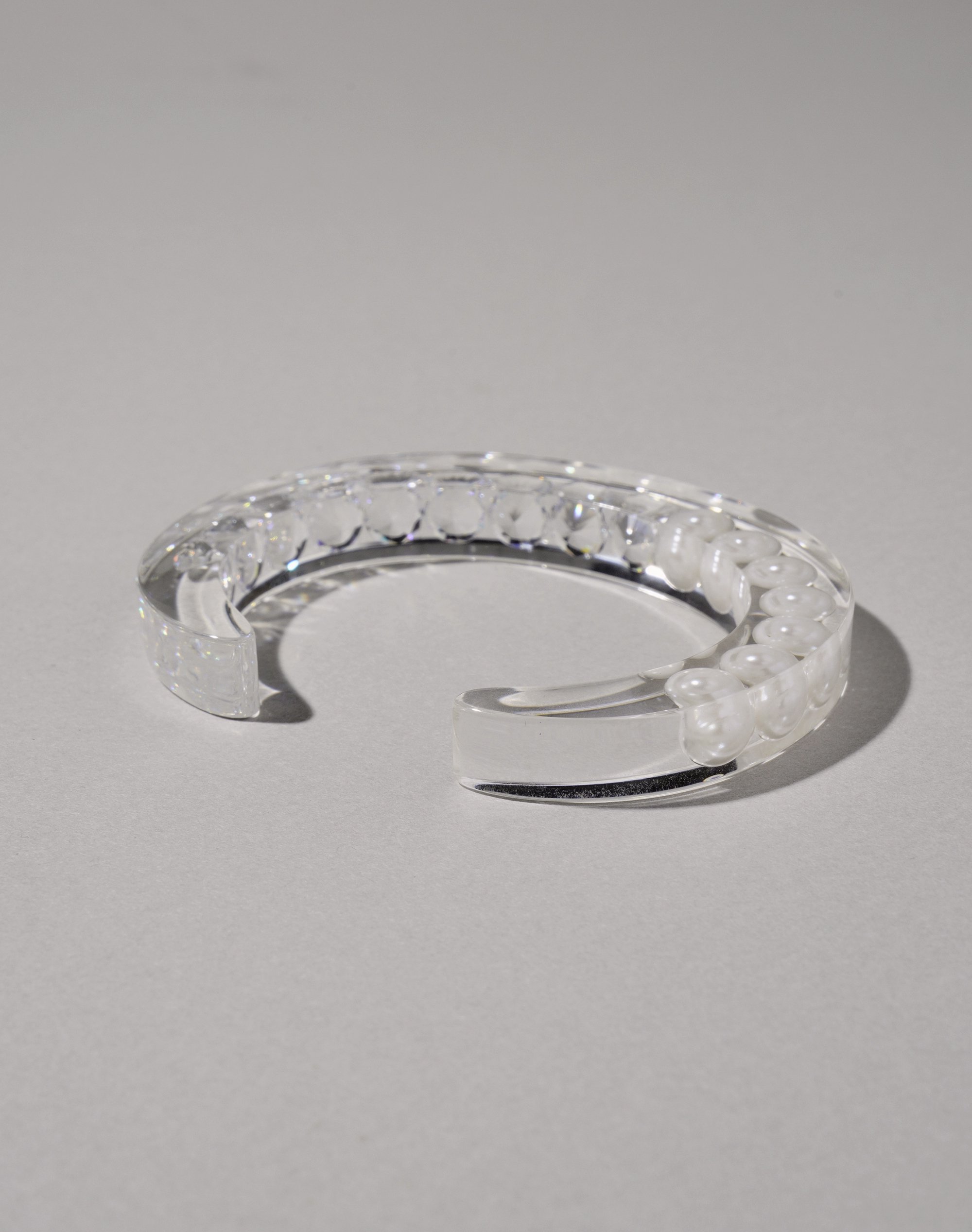 Luxe Bangle 1 _ white - JUTIQU | ジュティク ONLINE SHOP