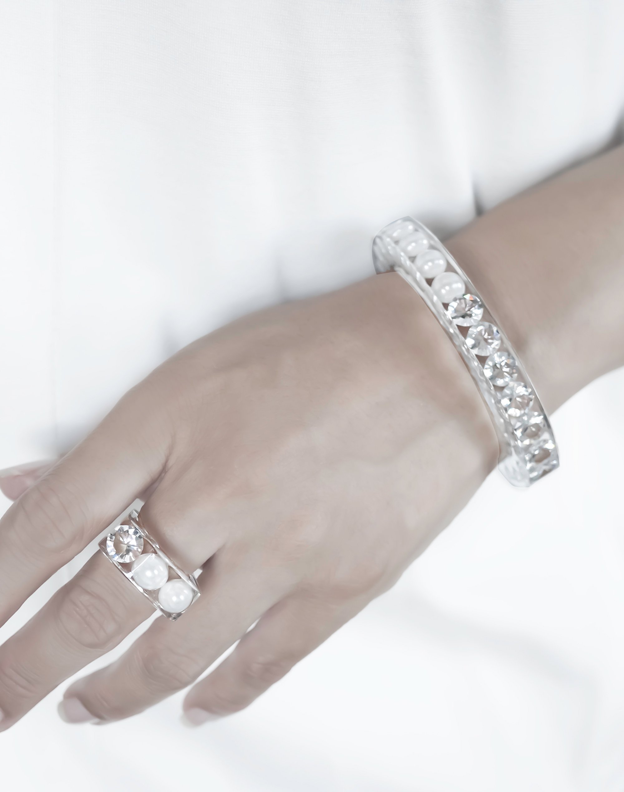 Luxe Bangle 1 _ white - JUTIQU | ジュティク ONLINE SHOP