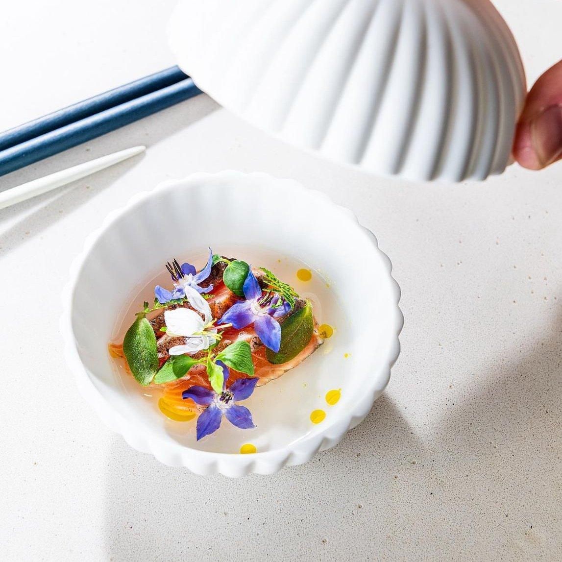 菊割カバードボウル 10cm - 有田焼窯元 やま平窯 公式オンラインショップ