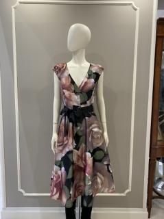 【RINASCIMENTO(リナシメント)】<br>V衿バラ柄ワンピース<br>ローズプリント<br>ノースリーブ<br>ピンク系